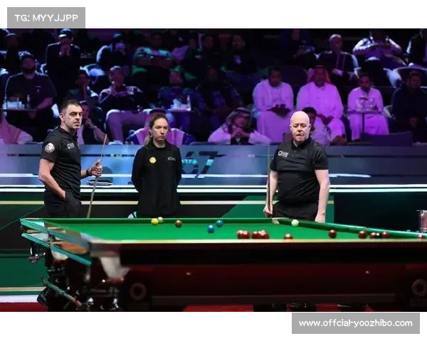 利雅得斯诺克赛现场互动环节受欢迎,球迷体验击打金球乐趣 利雅得斯诺克赛现场互动环节受欢迎,球迷体验击打金球乐趣